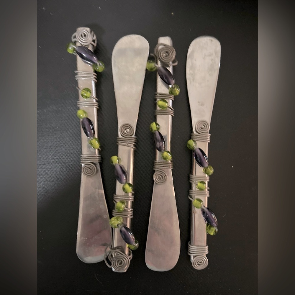 STAINLESS STEEL CHEESE SPREADERS WITH DECORATIVE BEADS ON HANDLE